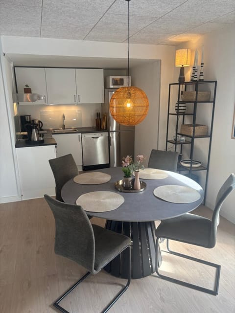 Kitchen or kitchenette, Seating area, stove