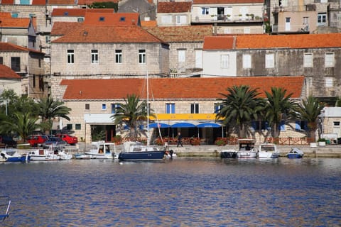 Rooms by the sea Racisce, Korcula - 3095 Alojamiento y desayuno in Račišće