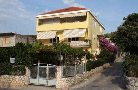 Apartments by the sea Trogir - 9667 Apartment in Okrug Gornji