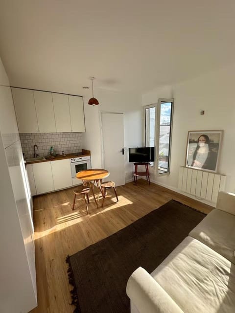 Kitchen or kitchenette, Living room, Seating area, Dining area