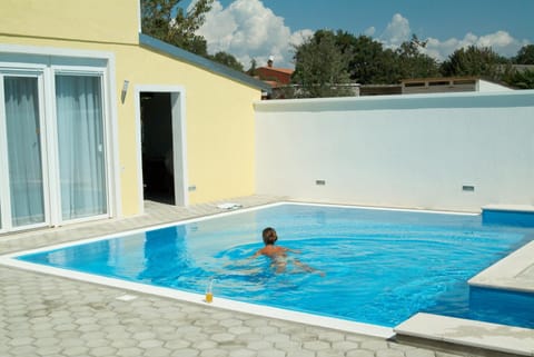 Swimming pool, Location, children, Family