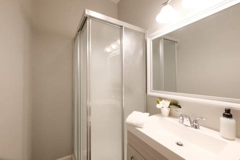 438M- 3 BR Apt with Free Parking on Premises and Coffee Apartment in San Antonio