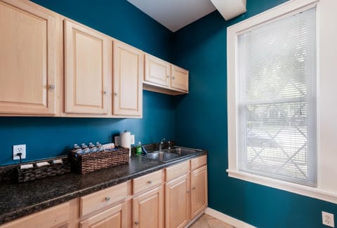 438M- 3 BR Apt with Free Parking on Premises and Coffee Apartment in San Antonio