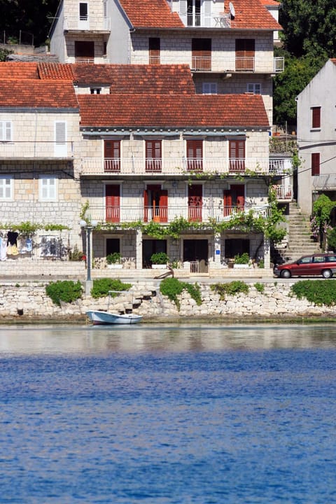 Apartments and rooms by the sea Racisce, Korcula - 4341 Alojamiento y desayuno in Račišće