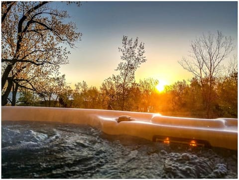 Lakeside Villa with a Hot Tub and Amazing Views on Lake Michigan, Indiana Villa in Portage