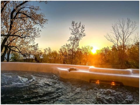 Incredible Lakefront Villa with Gorgeus Sights and Fireplace in Gary, Indiana Villa in Portage