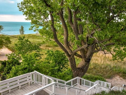 Incredible Lakefront Villa with Gorgeus Sights and Fireplace in Gary, Indiana Villa in Portage