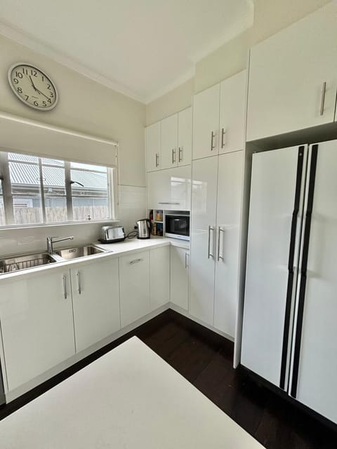 Coffee/tea facilities, Kitchen or kitchenette, dishwasher, oven, stove, toaster