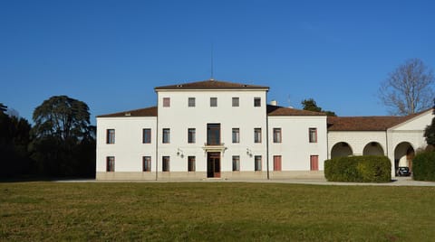 Facade/entrance, Food and drinks