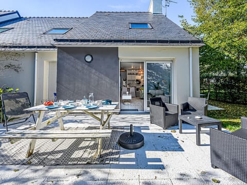 Holiday Home Maison de l'Amaryllis by Interhome House in Brittany