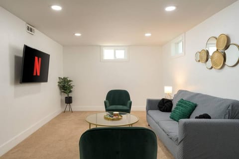 Mile High Haven, HOT TUB, 5BR House in Thornton