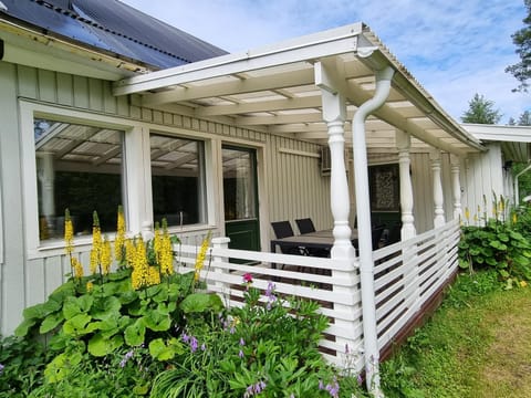 Property building, Spring, Day, Garden, Garden, Balcony/Terrace, Garden view