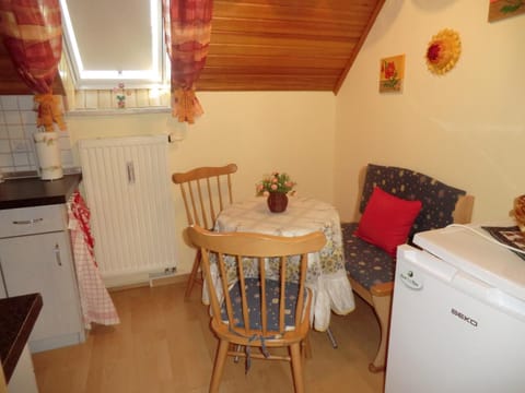 Day, Coffee/tea facilities, Kitchen or kitchenette, Photo of the whole room, Decorative detail, Decorative detail, Seating area, Dining area