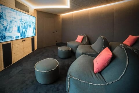 Super private Luxury Chalet with Hotel facilities Villa in Saanen