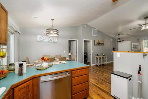 Kitchen or kitchenette, dishwasher, oven, pet friendly, stove