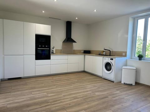 Coffee/tea facilities, Kitchen or kitchenette, dishwasher, microwave, oven, stove, toaster, washing machine