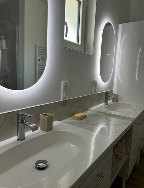 Bathroom, hair dryier, towels