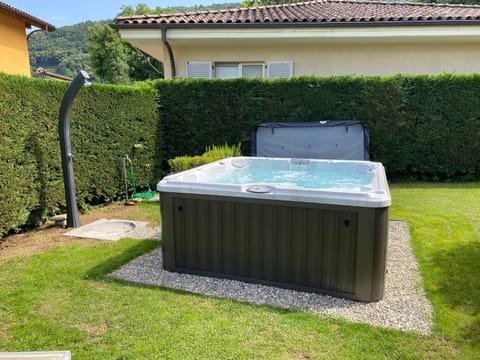 Garden, Hot Tub