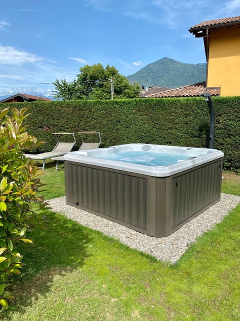 Garden, Hot Tub