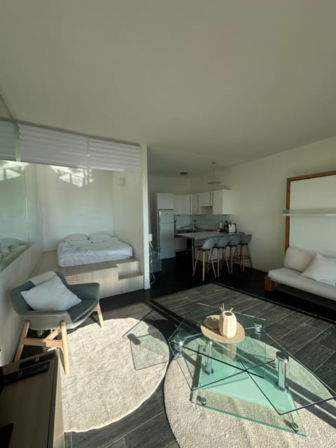 Bed, Living room, Photo of the whole room, Seating area