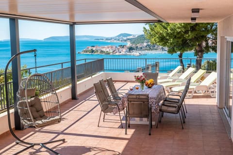 View (from property/room), Balcony/Terrace, Balcony/Terrace, Seating area, City view, Sea view, sunbed