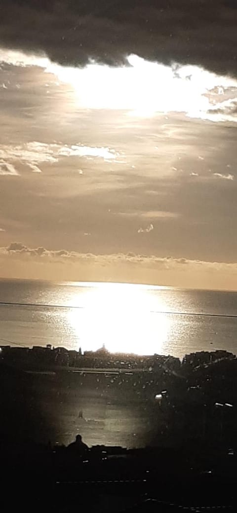 appartamento in Villa Paolo attico loft vista mare 1 camera matrimoniale e singolo diviso da armadi Apartment in Loano