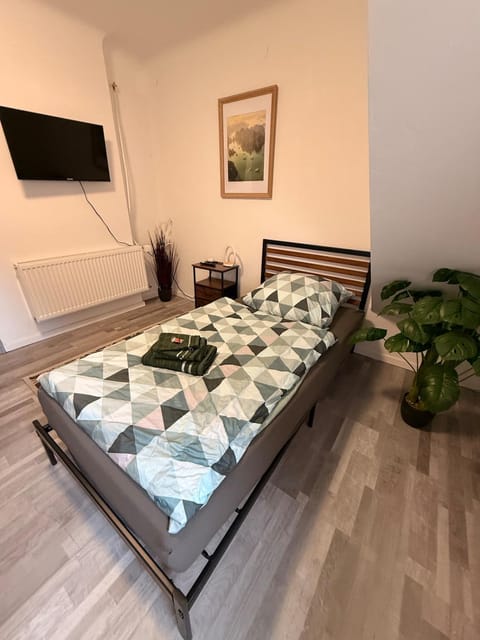 Bed, TV and multimedia, Photo of the whole room, Bedroom