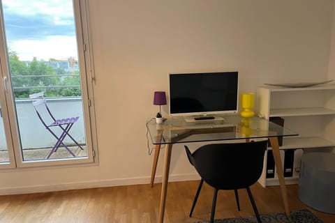 Studio of 29 m2 with balcony in Issy Apartment in Issy-les-Moulineaux