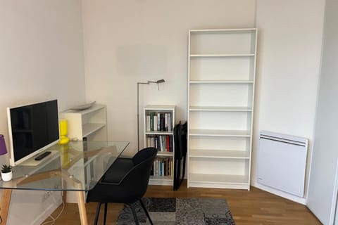 Studio of 29 m2 with balcony in Issy Apartment in Issy-les-Moulineaux