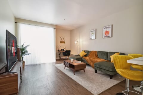 TV and multimedia, Living room, Seating area, Evening entertainment