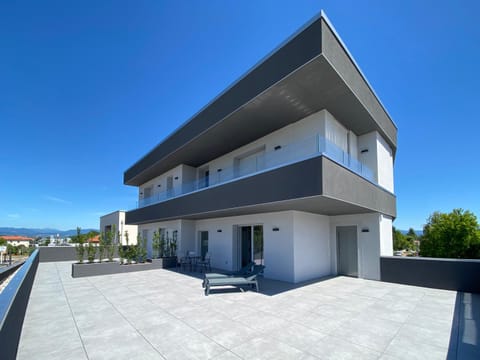 Property building, Day, Natural landscape, View (from property/room), Balcony/Terrace, sunbed