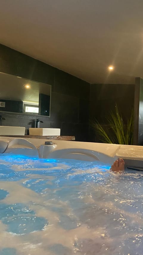 Hot Tub, Spa and wellness centre/facilities