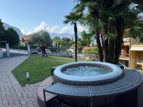 Spring, Day, Natural landscape, Garden, Hot Tub, Garden view