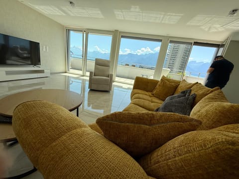 Communal lounge/ TV room, TV and multimedia, Living room, Mountain view, Sea view