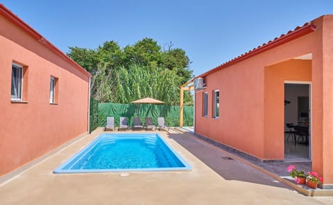 Property building, Pool view