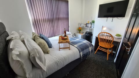 Bed, TV and multimedia, Photo of the whole room, Seating area, Bedroom