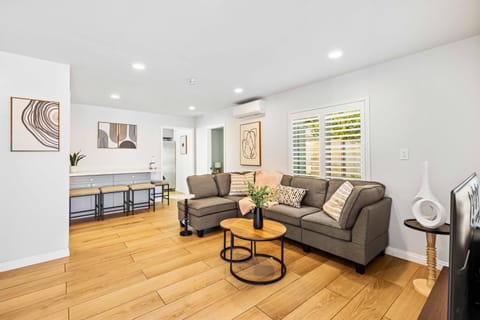 TV and multimedia, Living room, Decorative detail, Seating area