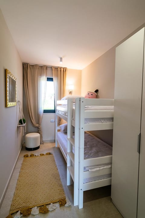 Bedroom, bunk bed