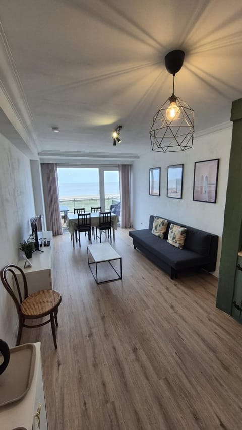 Photo of the whole room, Dining area