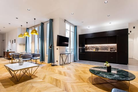 Communal lounge/ TV room, TV and multimedia, Coffee/tea facilities, View (from property/room), View (from property/room), Kitchen or kitchenette, Living room, Seating area, Dining area, Evening entertainment, City view, Quiet street view, Inner courtyard view