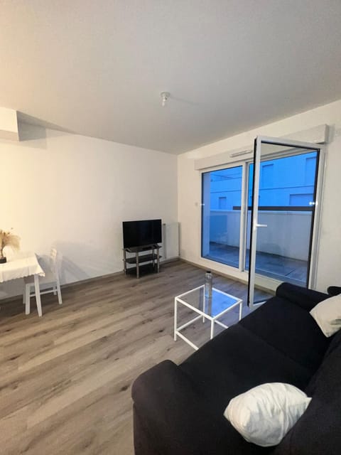 Communal lounge/ TV room, Bed, TV and multimedia, Living room, Seating area