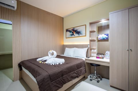 Bed, Photo of the whole room, Bedroom, towels, wardrobe, air conditioner