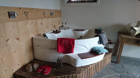 Hot Tub, Decorative detail, Bedroom