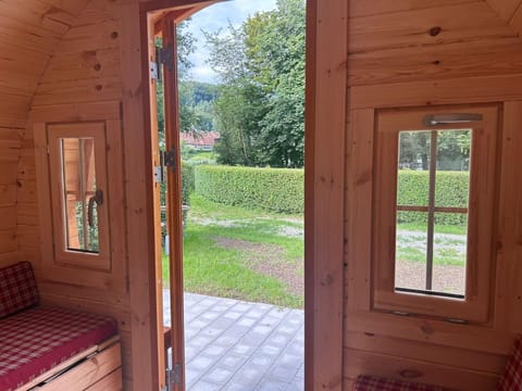 Schlaf-Fässer am Campingplatz Lienheim Campground/ 
RV Resort in Schaffhausen, Switzerland