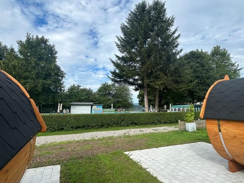 Schlaf-Fässer am Campingplatz Lienheim Campground/ 
RV Resort in Schaffhausen, Switzerland