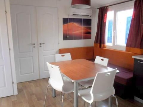 Mobil home spacieux avec terrasse - 8 personnes - API-1-52-408 Campground/
RV Resort in Auvergne-Rhône-Alpes