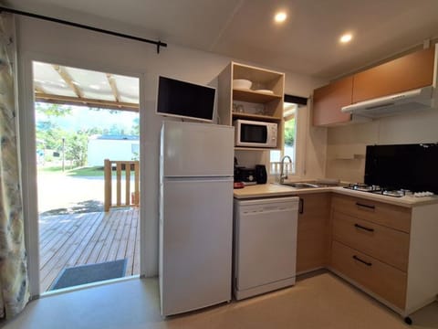 Mobil-home 3 chambres avec terrasse à Valbonnais - API-1-52-473 Campground/
RV Resort in Provence-Alpes-Côte d'Azur