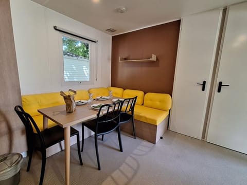 Mobil-home 3 chambres avec terrasse à Valbonnais - API-1-52-473 Campground/
RV Resort in Provence-Alpes-Côte d'Azur