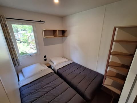 Mobil-home 3 chambres avec terrasse à Valbonnais - API-1-52-473 Campground/
RV Resort in Provence-Alpes-Côte d'Azur