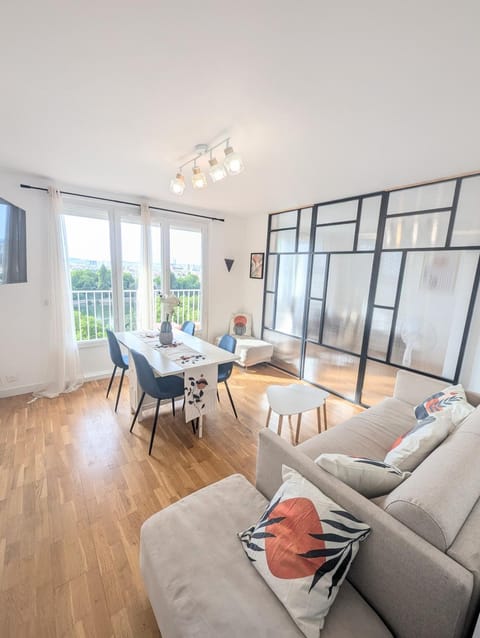 View (from property/room), Living room, Seating area, Dining area